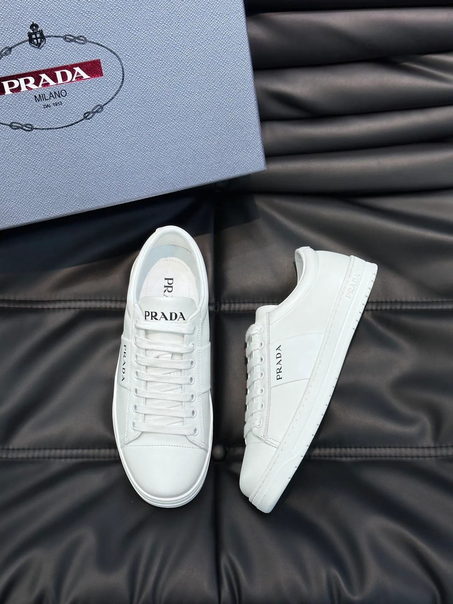 Men's shoes 💰p360 "Men's shoes 💰pRAD*" Prada's new high-end men's casual sports shoes. This leather sports shoe uses calfskin upper. The body of the shoe interprets the Prada letter brand logo from multiple angles. The brand logo is embellished on one side of the upper, all explaining the brand style. Sheepskin lining, lightweight, comfortable and durable! Size: 38-44